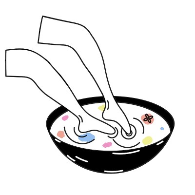 浴缸充满肥皂液和鲜花漂浮在水中，足部浸没在里面，呈现为排毒足浴图标。足部放松，在家做水疗。