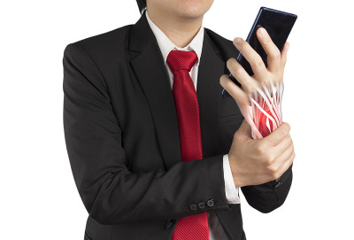 拿着手机的上班族感到手腕疼痛