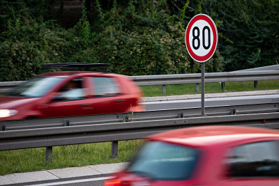 80km/h高速公路限速标志