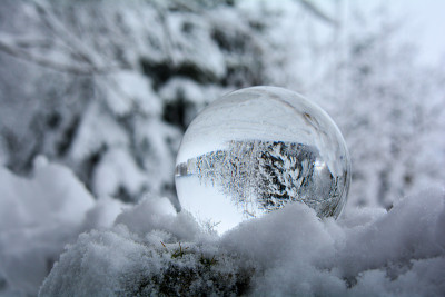 森林里深雪中的玻璃球
