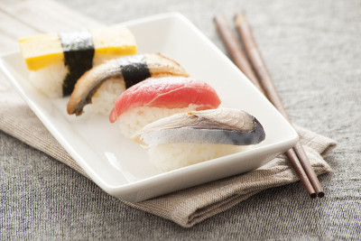 日本寿司——鸡蛋，金枪鱼，鳗鱼，剑鱼