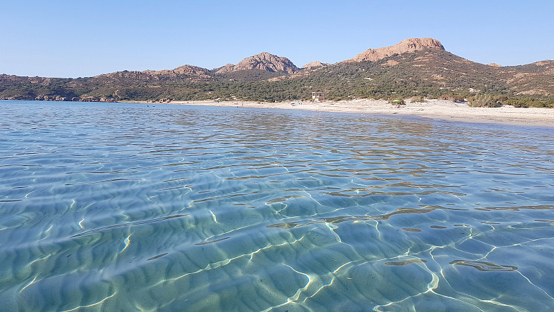 风景在奥斯特里科尼海滩在法国科西嘉