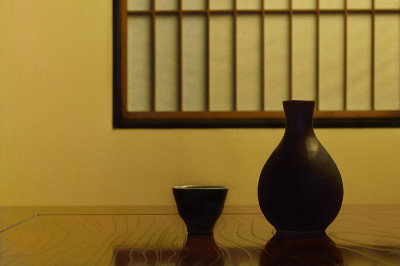 日本酒放在桌上