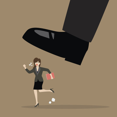 女商人跺着脚跑开了