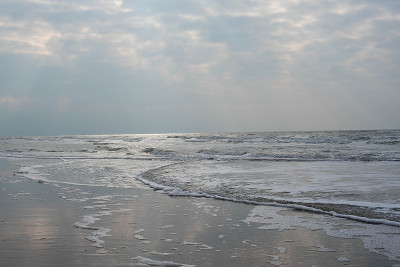 北海海滩上的波浪