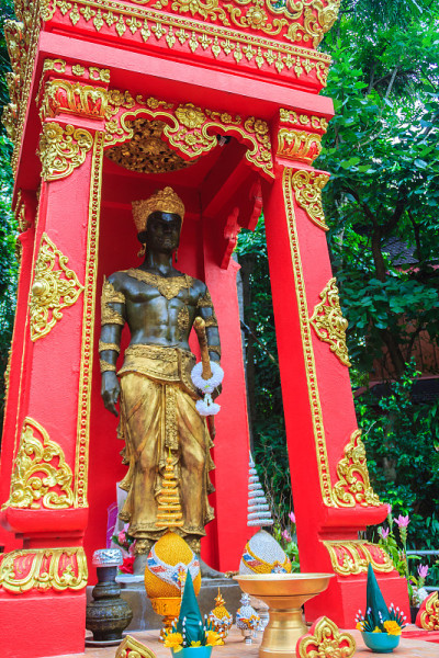 美丽的曼格莱国王雕像，位于泰国清莱玉佛寺。国王芒格雷，又名孟格雷。1262年，他建立了清莱作为他的新