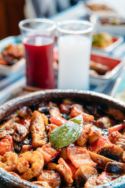 烤鱼、沙拉和蔬菜。海鲜，烤肉，meze, raki, ouzo，开胃菜和沙拉在希腊或土耳其鱼餐厅的桌