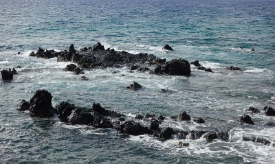 水冲击着僻静岛屿的岩石