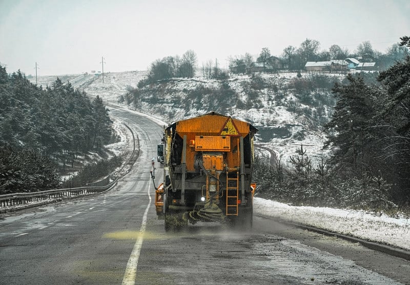 吹雪机清理乡村冬天的道路