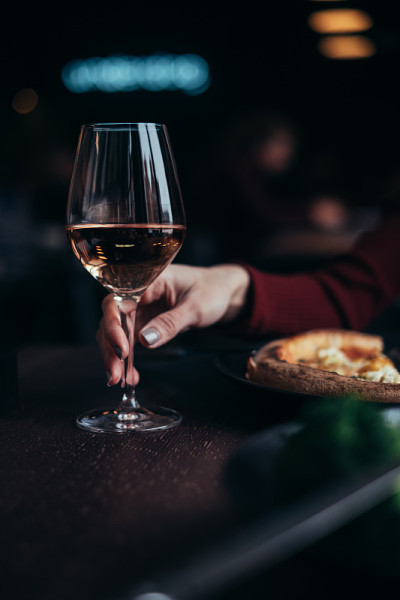 优雅的女性手握酒杯与红酒