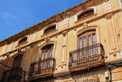西班牙穆尔西亚的Caravaca de la Cruz五颜六色的宏伟老房子立面
