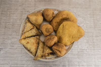 来自巴基斯坦和印度的萨莫萨馅饺子