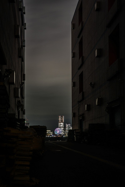 横滨港人未来的夜景从建筑物之间看过去