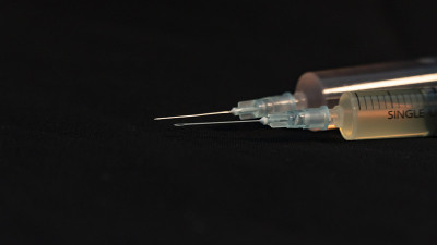 特写照片上的注射器黑色