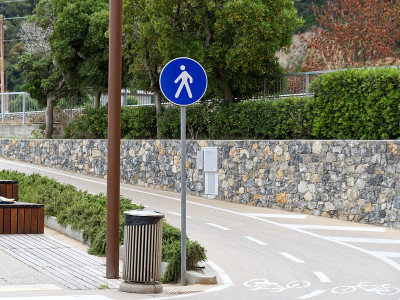 海滨城市海滨自行车道旁的步行街标志
