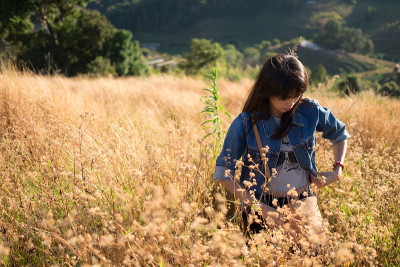 一个年轻的成年女子在花圃里