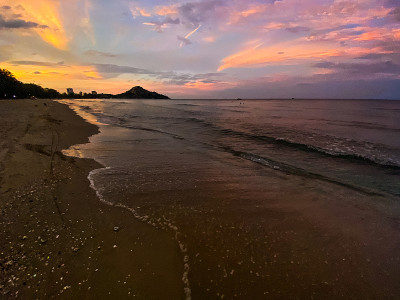 Suan Son Pradipat海滩日落在Prachuap Khiri汗，泰国