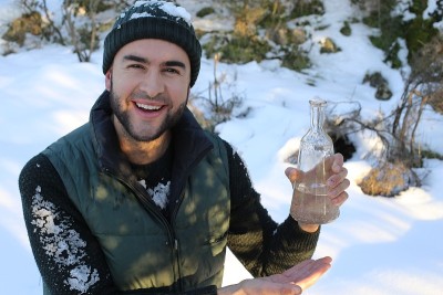 在雪地里喝伏特加的男人