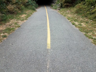 黑色的柏油路或小道和黑暗的隧道