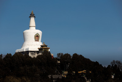 北京皇家公园美景:北海，一座拥有1000多年历史的历史公园。