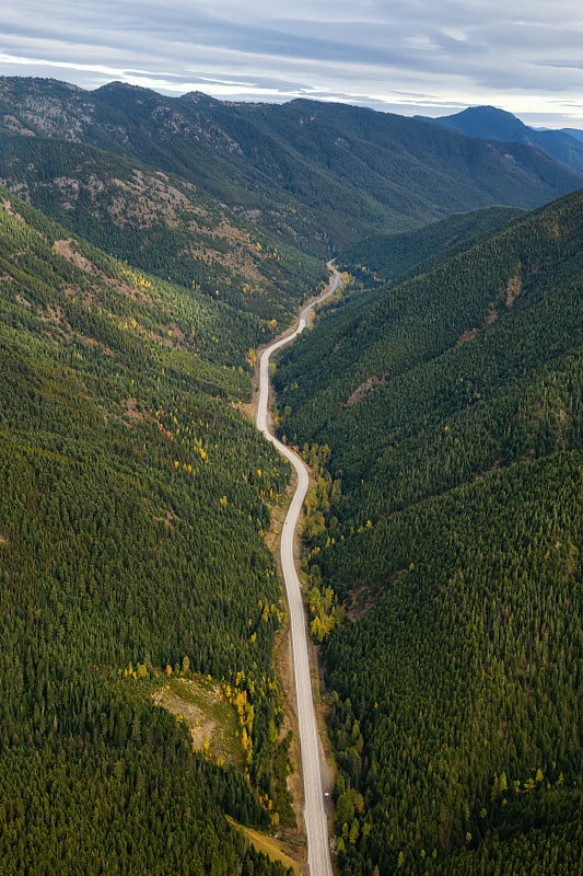 鸟瞰图一个风景优美的道路在山谷周围的加拿大山景观