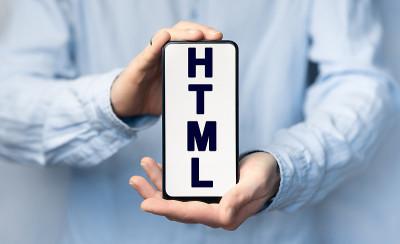 男手在蓝色衬衫拿着智能手机文本HTML