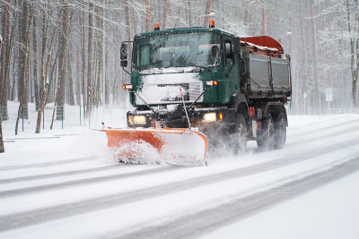 扫雪车正在清理道路