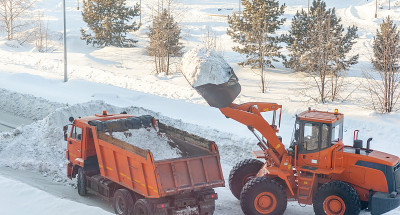 在冬季，清扫城市道路的积雪