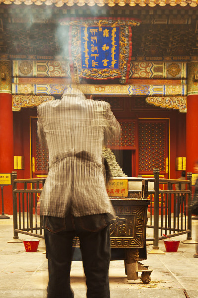男子在庙里祈祷