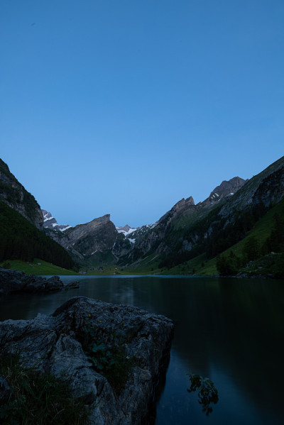 美丽的风景在瑞士高山湖泊在蓝色的时间。在太阳升起之前，美丽的晨光。世界上最美丽的地方之一的史诗般的风