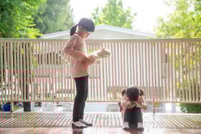 两个小女孩在争熊
