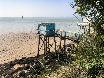 传统的钓鱼小屋和渔网-卡雷特-塔尔蒙特sur Gironde，法国
