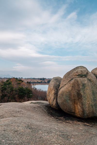 Yeongnangho Lake Beombawi Rock冬天在根草，韩国