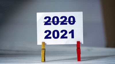 贴在桌上的便签贴。便利贴上划线题字2020年和普通2021年。新2021年