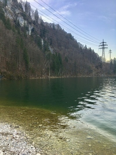 科切尔湖位于慕尼黑以南70公里(43英里)的巴伐利亚阿尔卑斯山脉边缘。