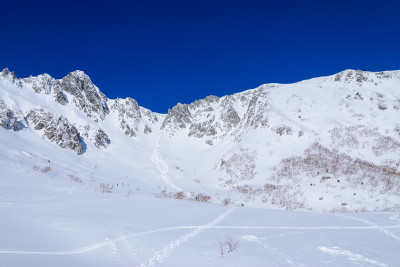 冬季，日本中部阿尔卑斯山上的Senjojiki cirque
