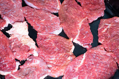 烤盘上的碎肉