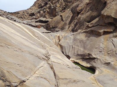 壮观的峡谷之间的大块花岗岩和翡翠色的地下水。自由攀登天堂。峡谷的背景。