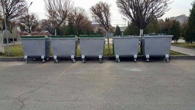 5个灰色垃圾桶安装在城市中，用于存放各种材料