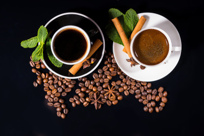 黑杯和白杯咖啡豆咖啡
