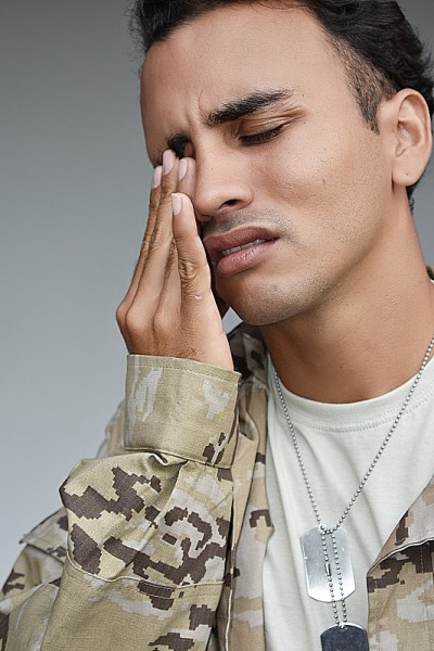 英俊的男兵哭了