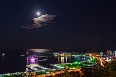 国家海滨公园在月光下的夜晚。阿塞拜疆巴库的城市,