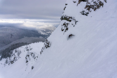 在山上滑雪
