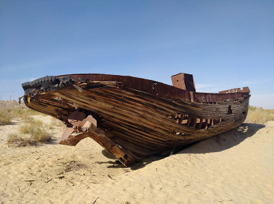Muynak(或Moynaq)咸海纪念碑:船公墓和垂死的海在Muynak, Karakalpakst