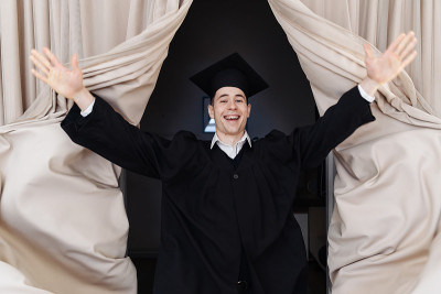 白种年轻人非常兴奋地接受他的学士学位