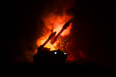 火箭发射与火云。火箭导弹和弹头瞄准夜晚灰暗的天空的战斗场景。《战争背景》中的火箭战车。