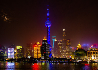 朦胧夜中的上海浦东