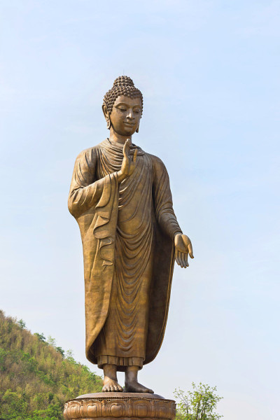 大青铜佛像矗立在公共寺庙