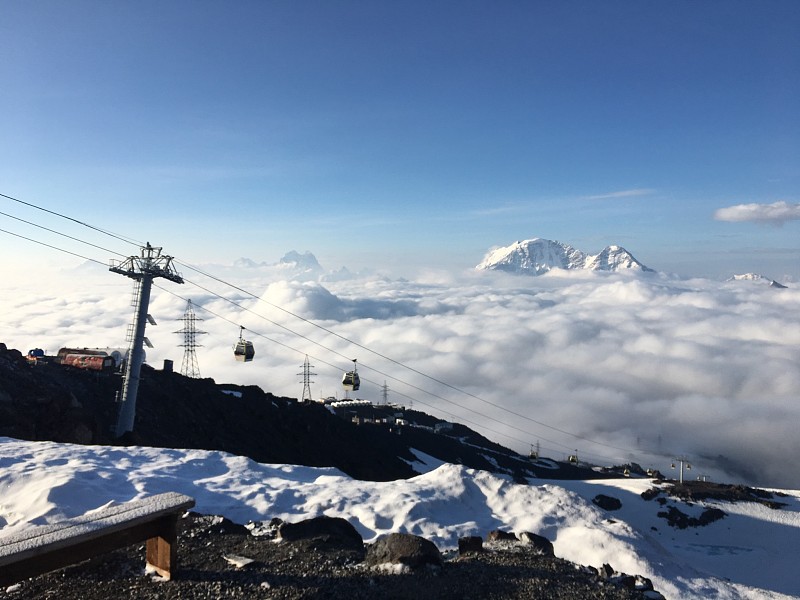 艾尔布鲁斯滑雪胜地的云朵滚滚而来