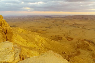 Makhtesh(火山口)Ramon的日落视图